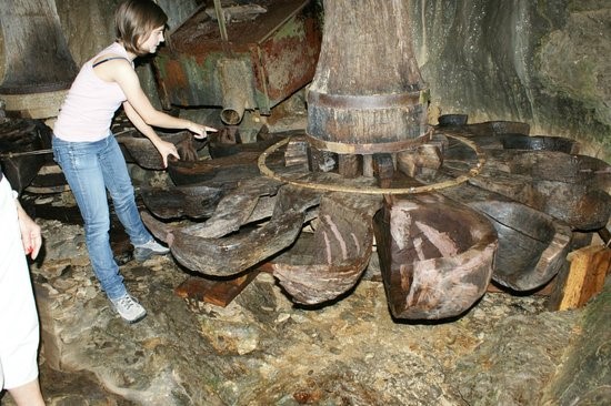 - Particolare delle pale del mulino Angelini, a forma di enormi cucchiai di legno (immagine tratta dal sito internet).